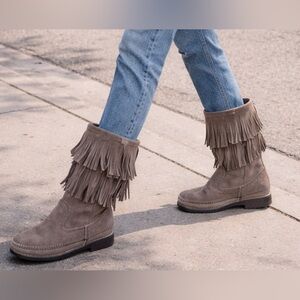 Minnetonka Gray Fringe Suede Moccasin Boots Size 5 Boho Western Tassel Mid Calf